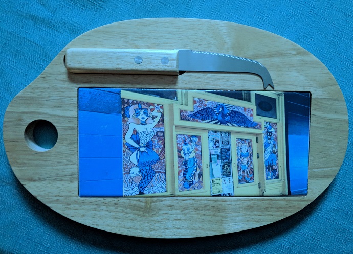 Same cutting board but with a blue decorative tile